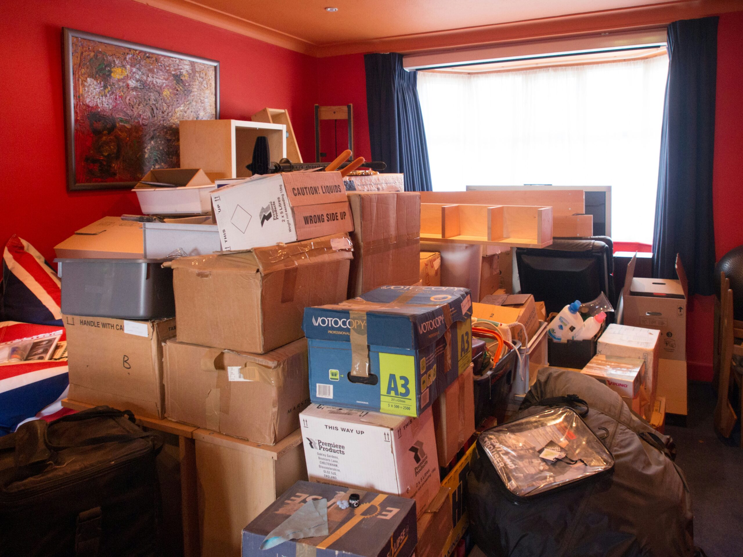 Zimmer voller Umzugskartons vor einer Hausauflösung